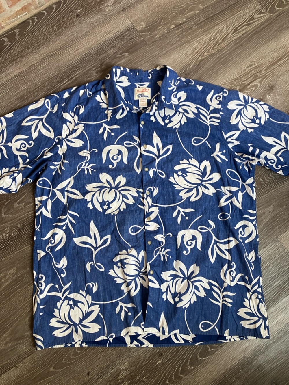 Alfred Shaheen and Reyn Spooner Blue and White Floral Camp Shirt - Picture 5 of 11